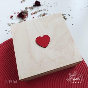 Aranjament flori si licheni educatoare in cutie de lemn personalizata