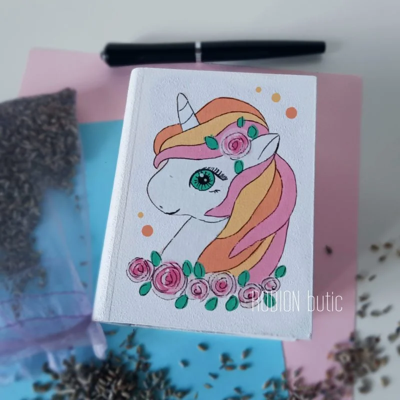 Pusculita unicorn personalizata cu nume si mesaj pictata manual