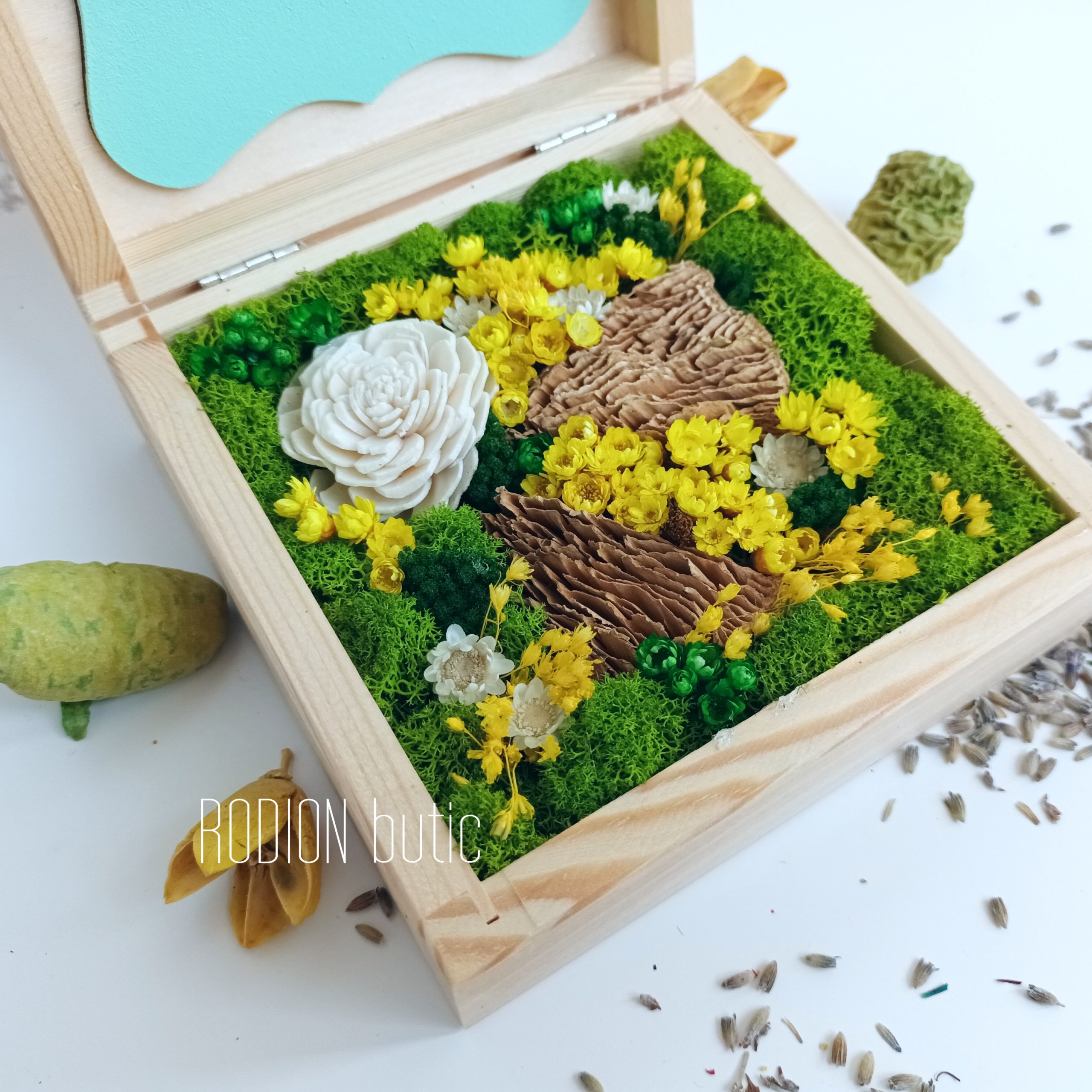 Cutie cu licheni stabilizati si flori pictata manual personalizata cu text