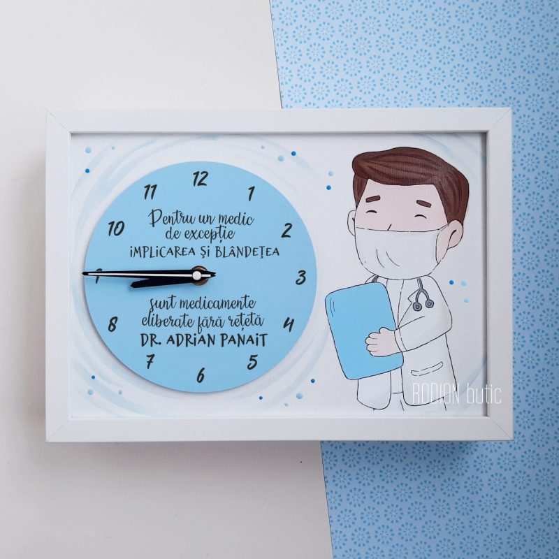 Ceas pentru medic personalizat cu nume si mesaj pictat manual